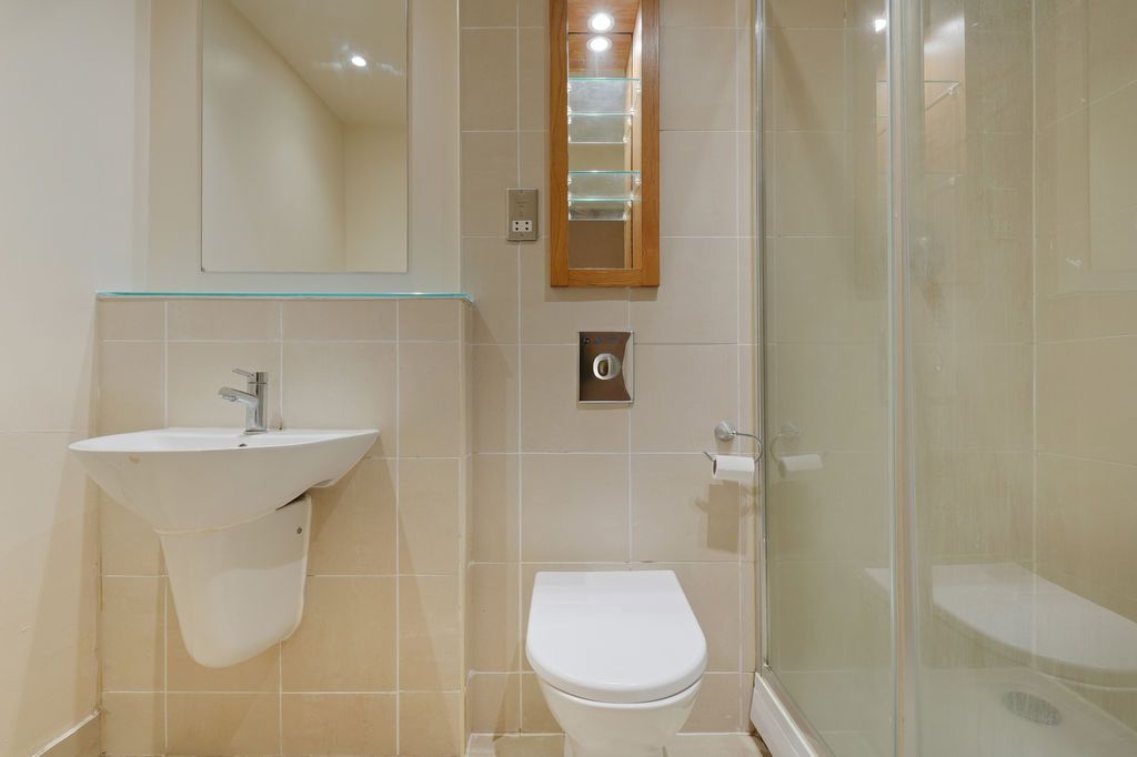 Property photo 2 of 11 Bathroom
