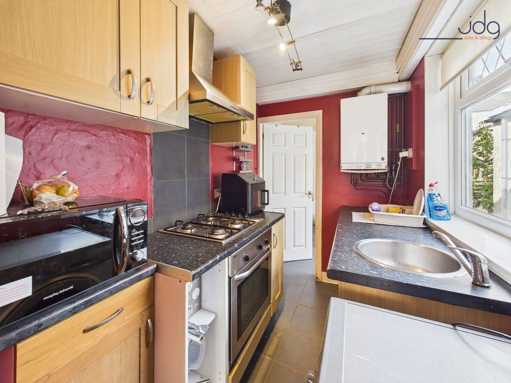 Property photo 2 of 11 Kitchen