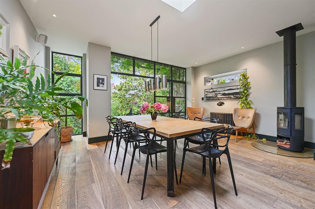 Property photo 3 of 23 Goldhawk Road - Dinera3 (1).Jpg