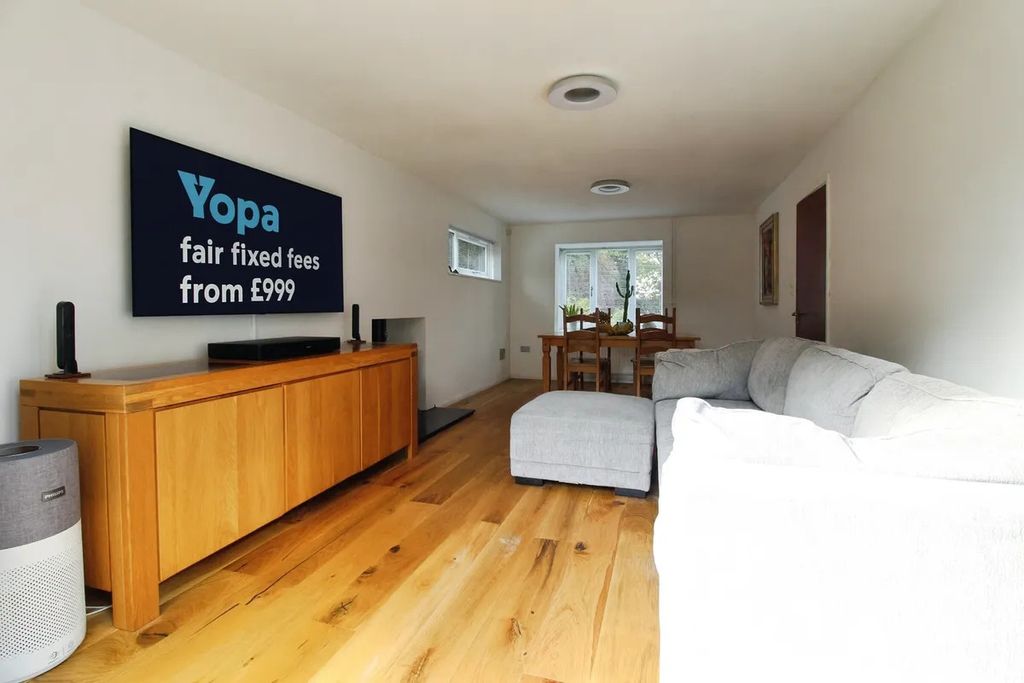 Property photo 2 of 30 Lounge