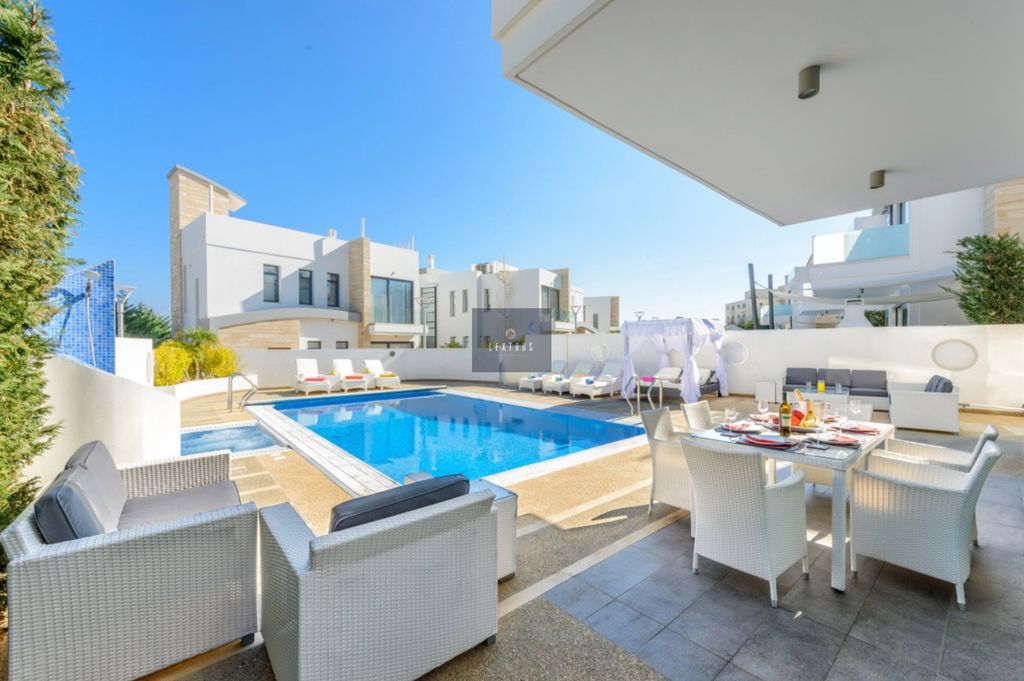 Property photo 2 of 13