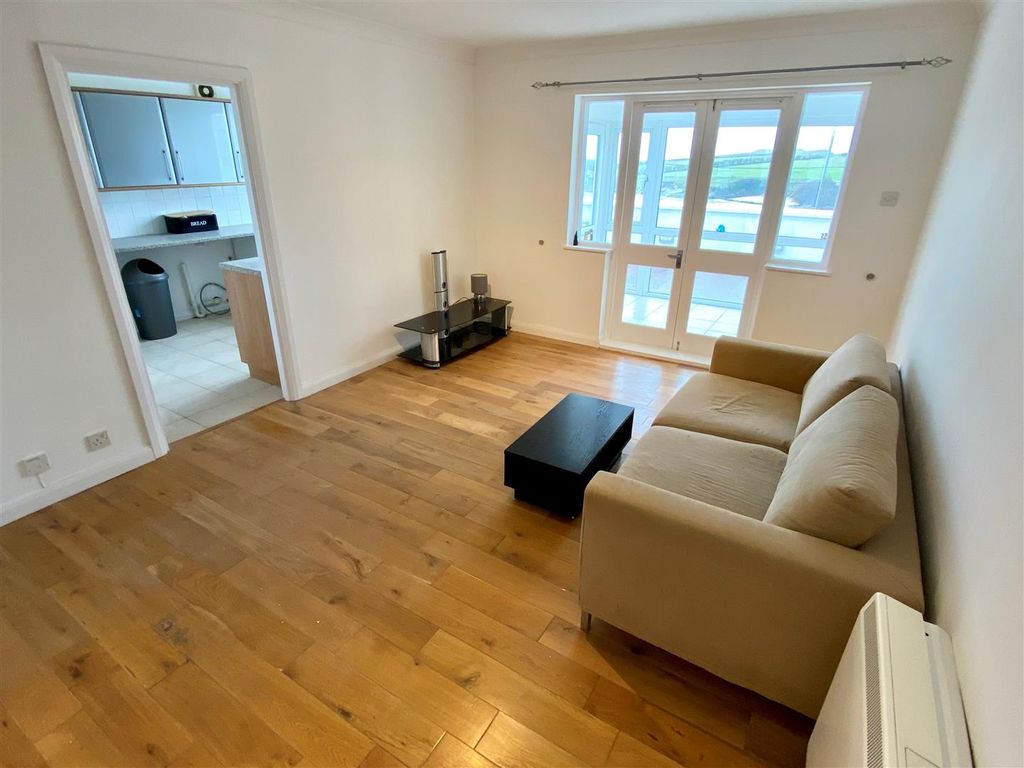 Property photo 3 of 12 Lounge