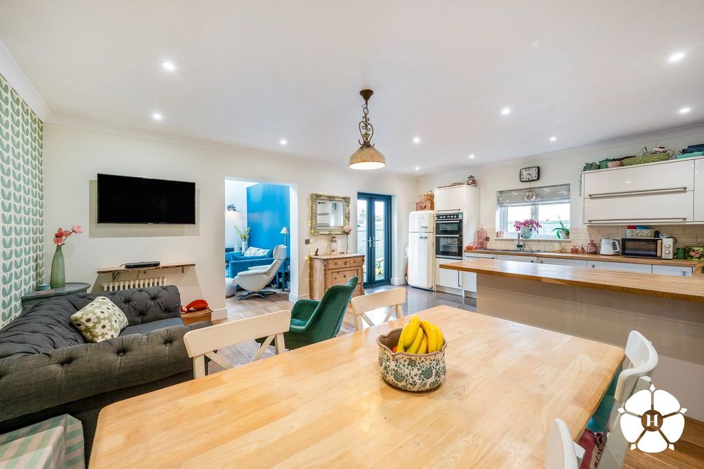 Property photo 3 of 22