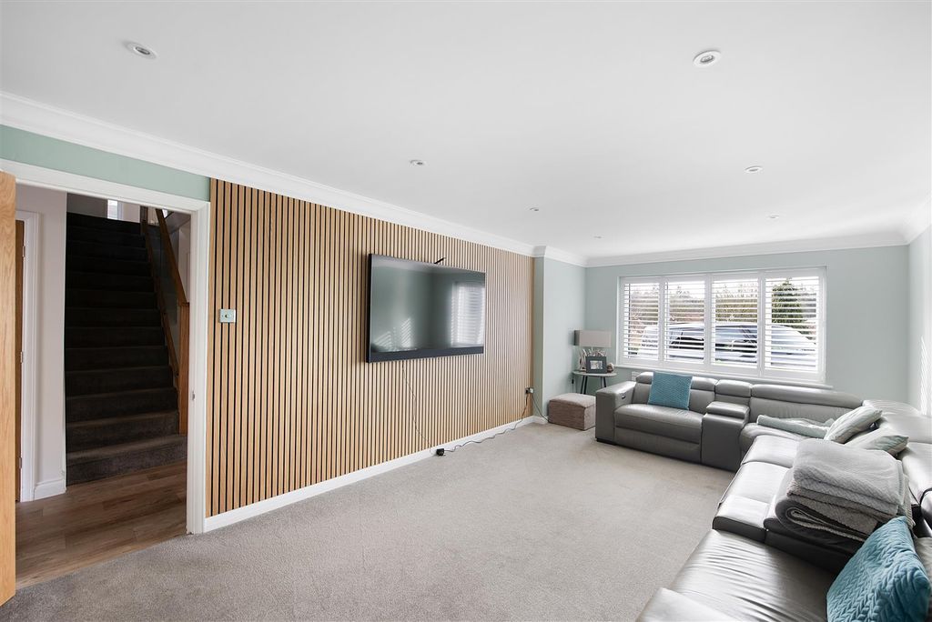 Property photo 3 of 24 14 The Acorns Ph14.Jpg