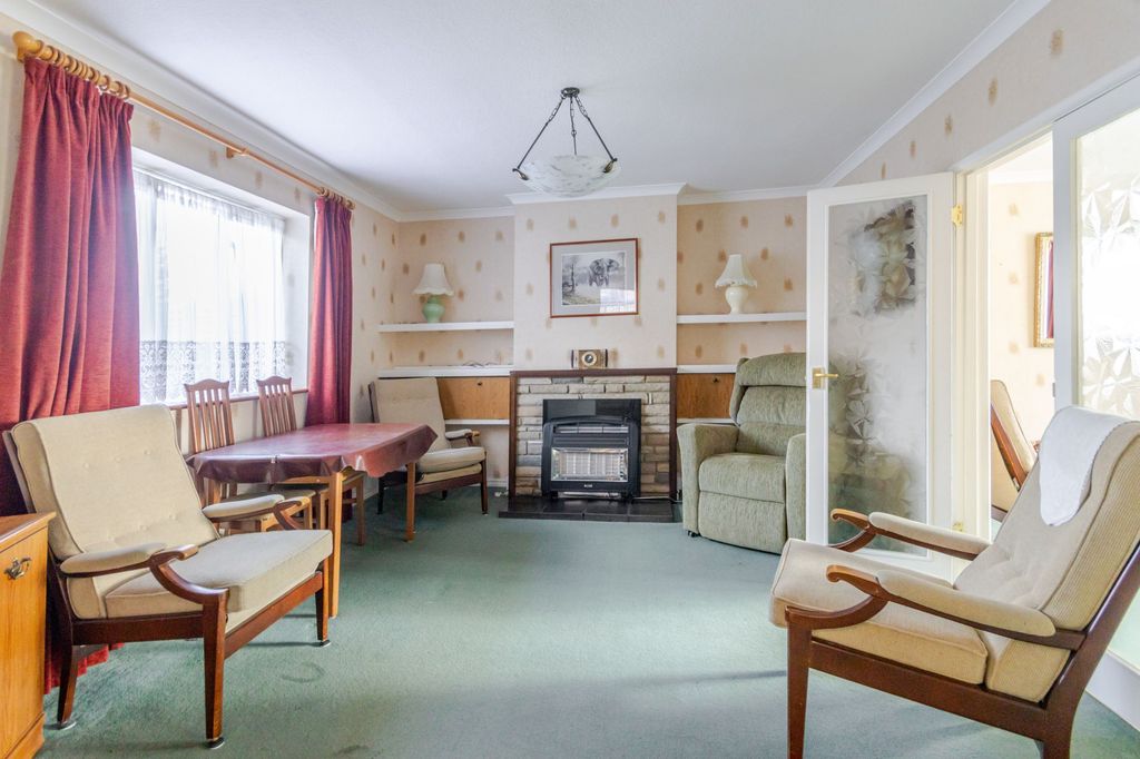 Property photo 2 of 17 Dining Room (4)