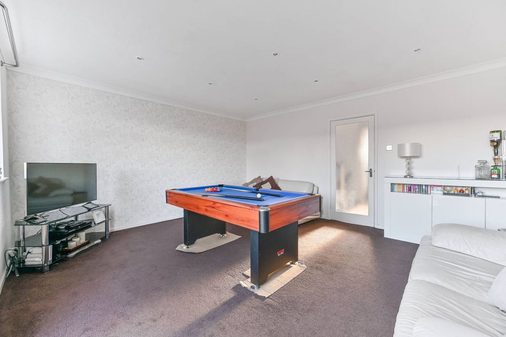 Property photo 3 of 27