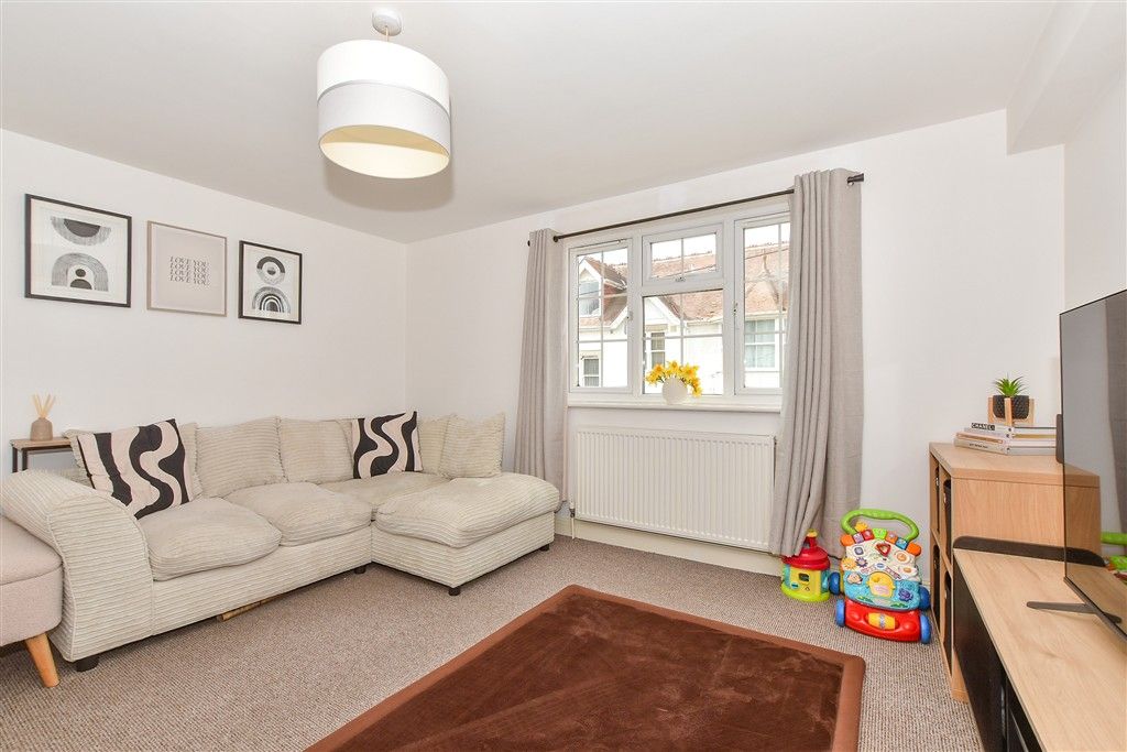 Property photo 2 of 8 Lounge