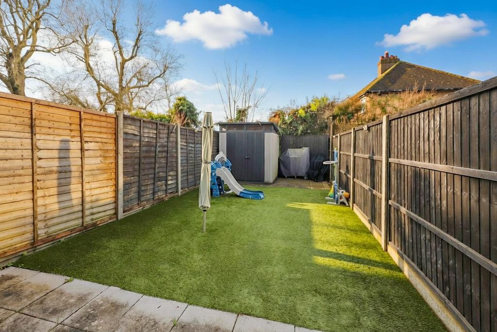 Property photo 2 of 12 Garden