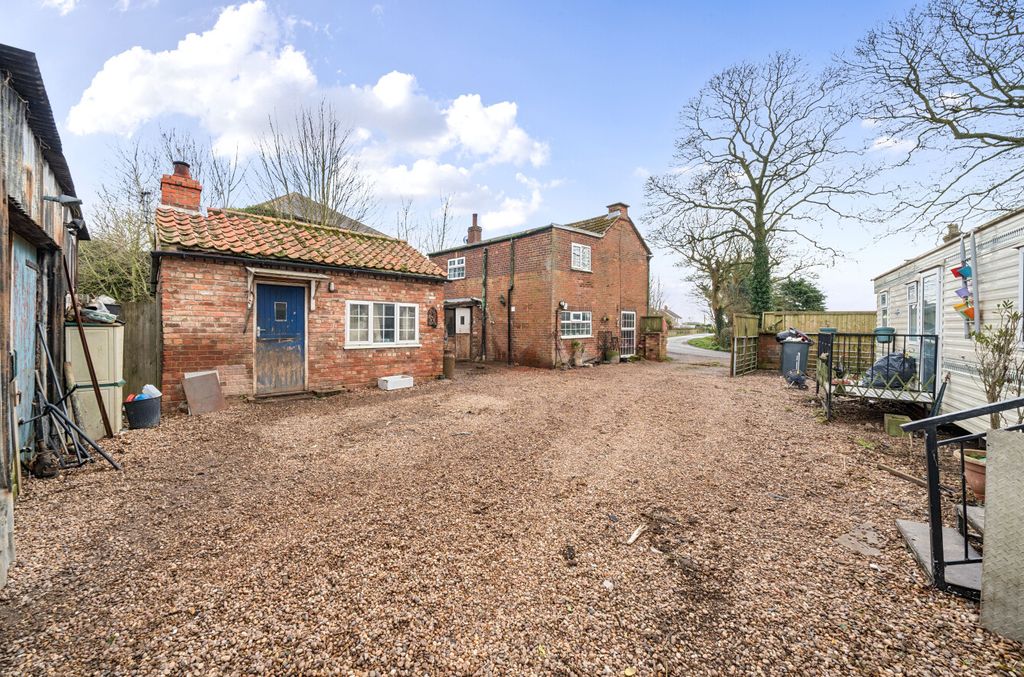 Property photo 2 of 25