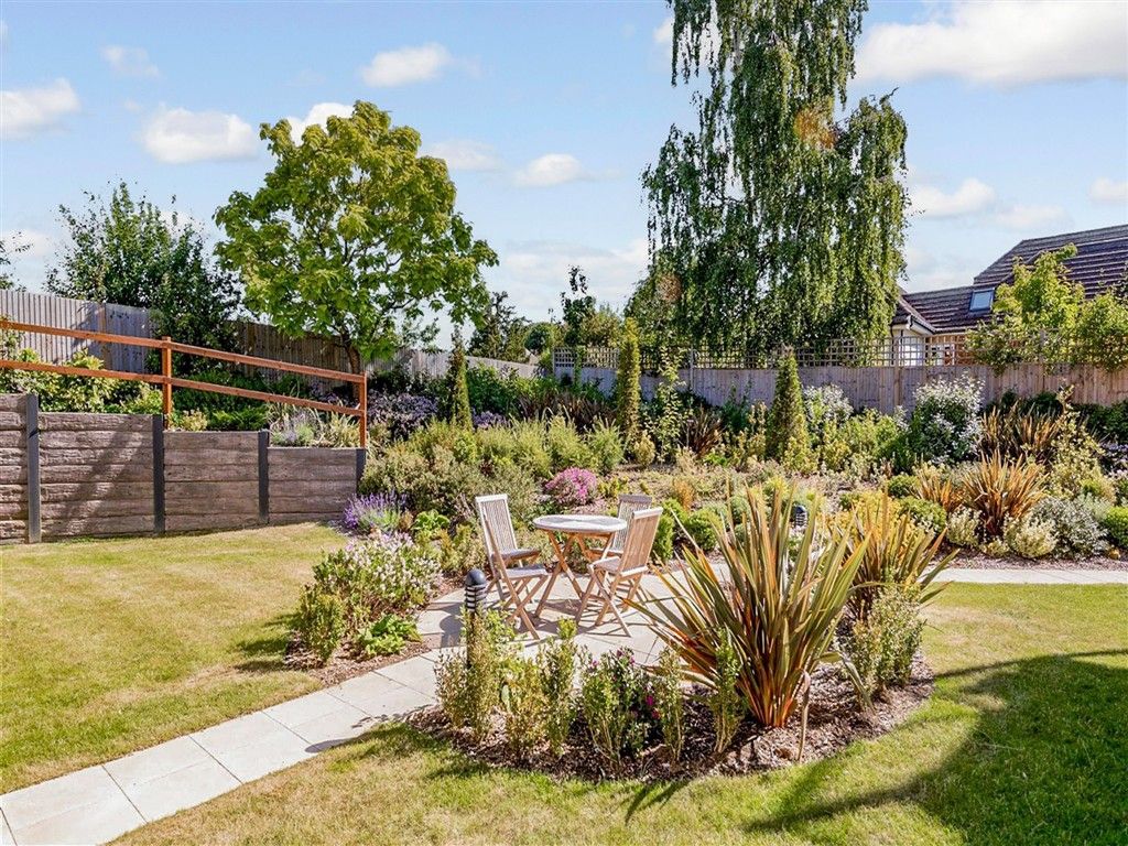 Property photo 1 of 9 Communal Gardens