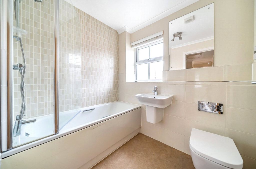 Property photo 3 of 9 Bathroom