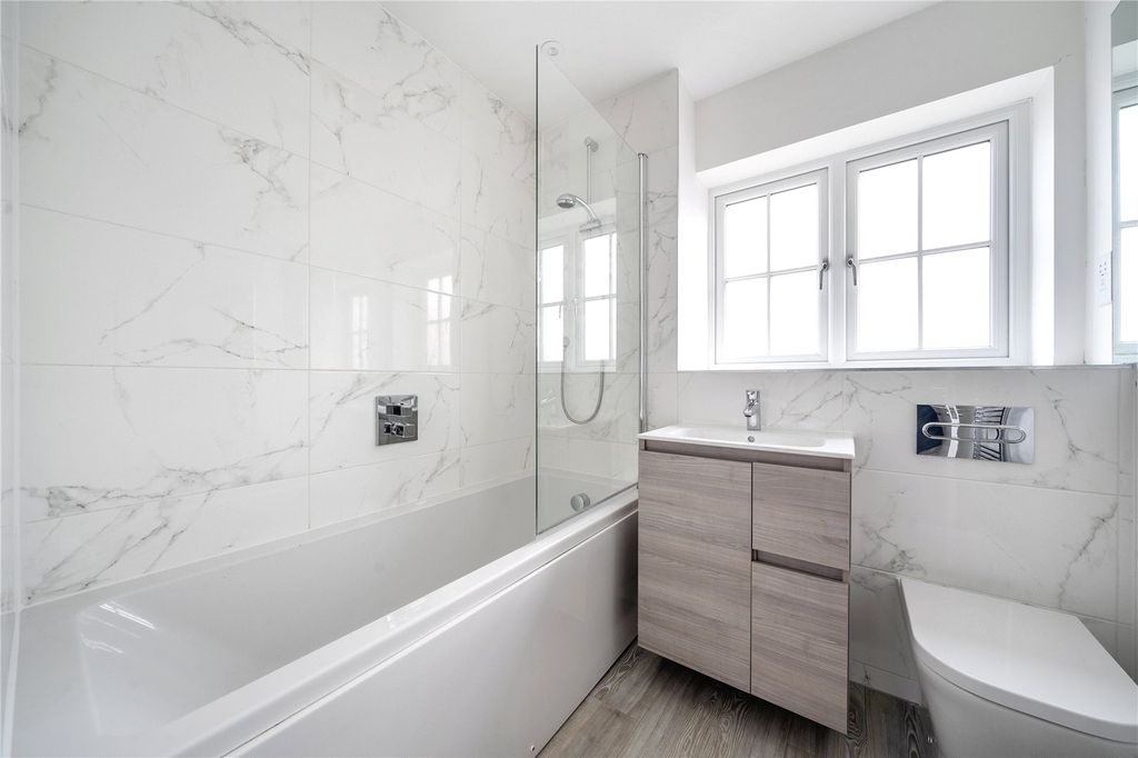 Property photo 3 of 11 Bathroom