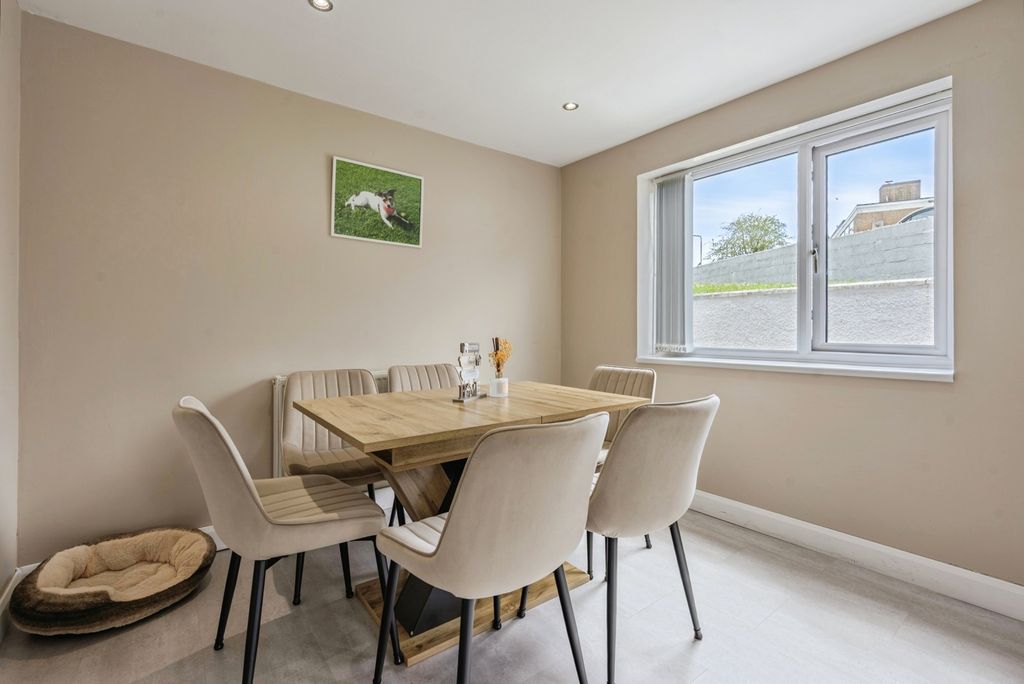Property photo 3 of 21 Pbox-Img.Jpg