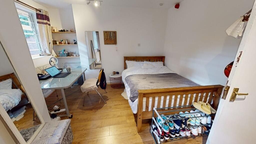 Property photo 1 of 11 A Bright And Well-Kept Double Bedroom Featuring A ...