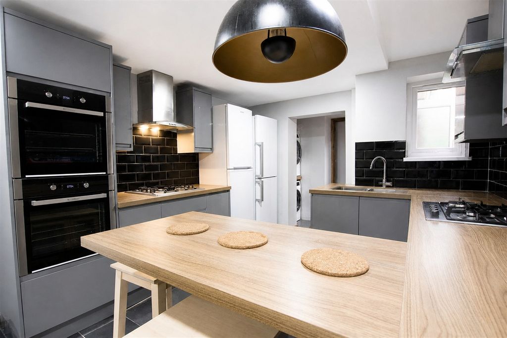 Property photo 3 of 16 Approach