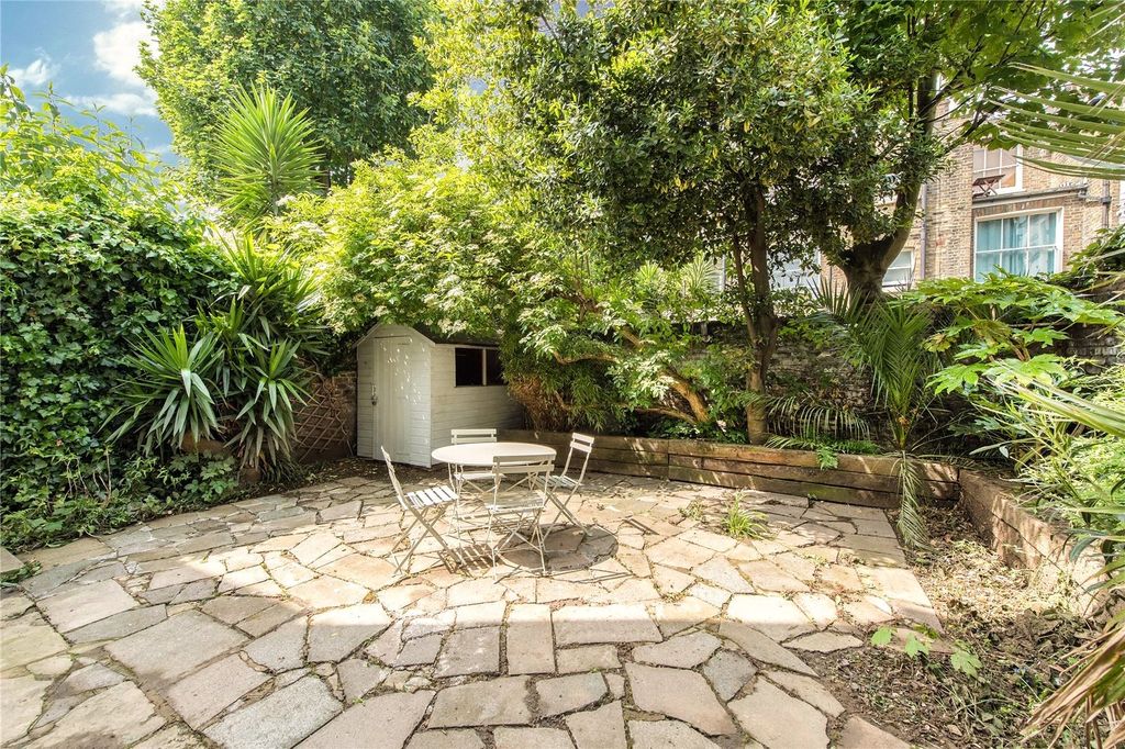 Property photo 2 of 12 Garden