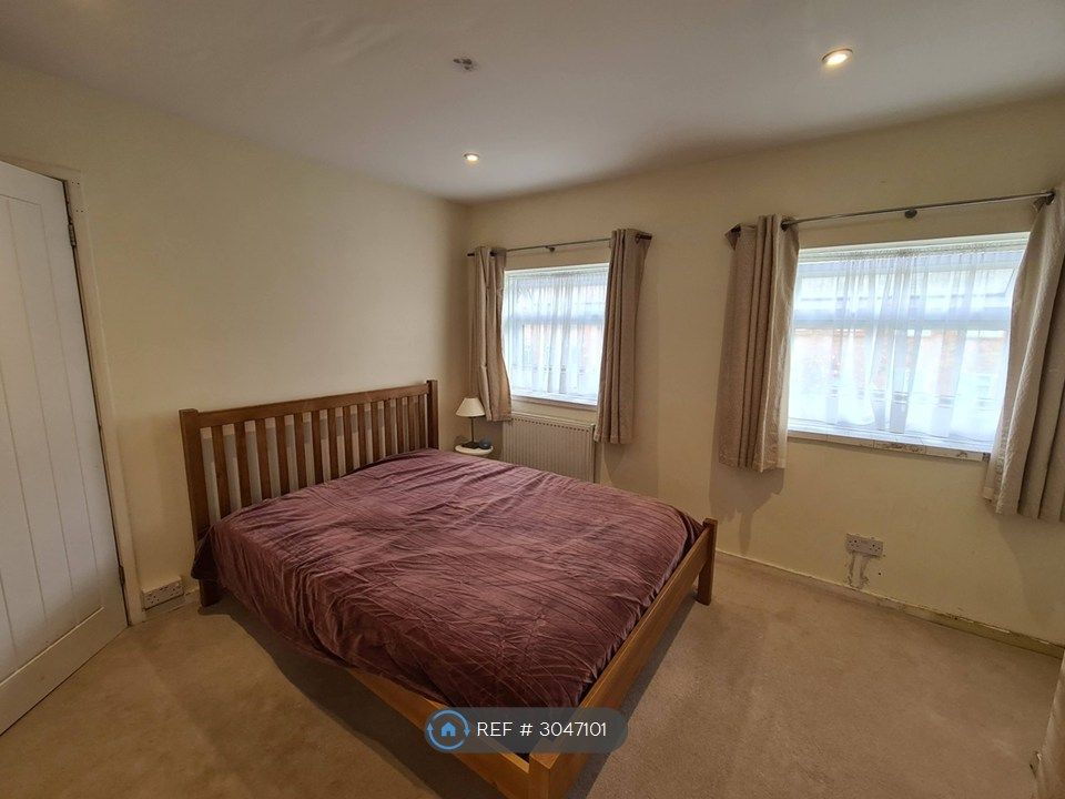 Property photo 2 of 6 Bedroom