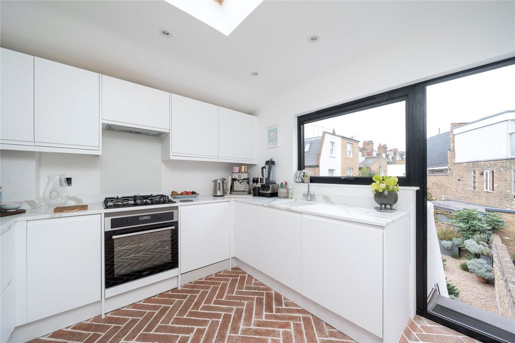 Property photo 2 of 11 Kitchen