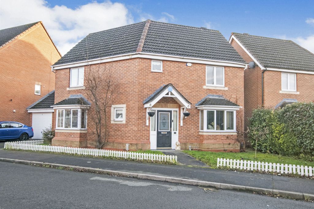 3 bed detached house for sale Dudley Wood