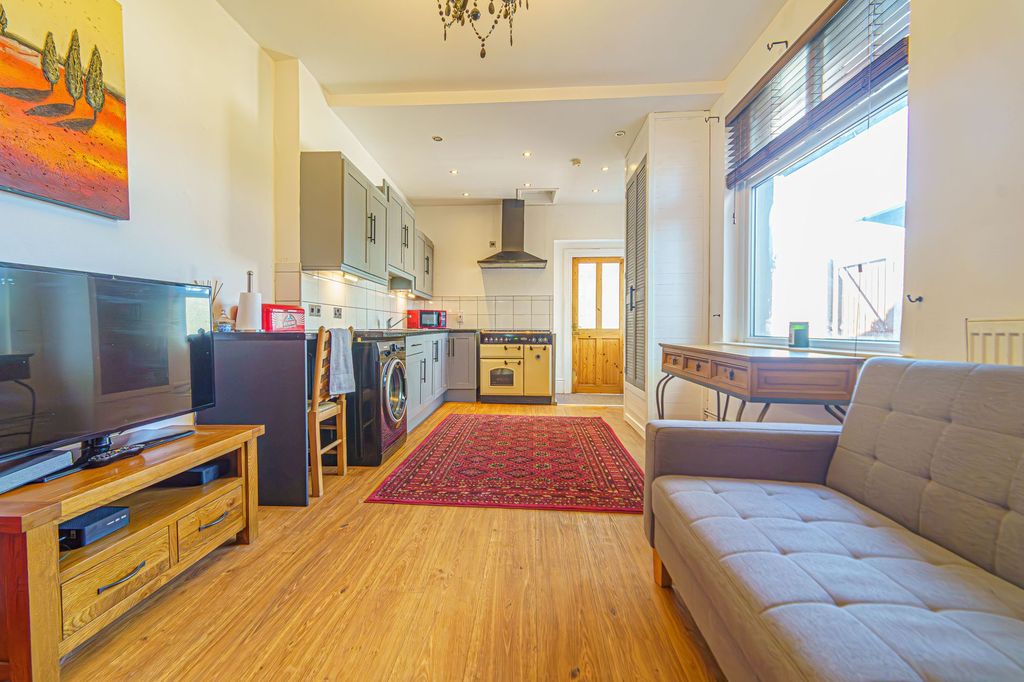 Property photo 3 of 40