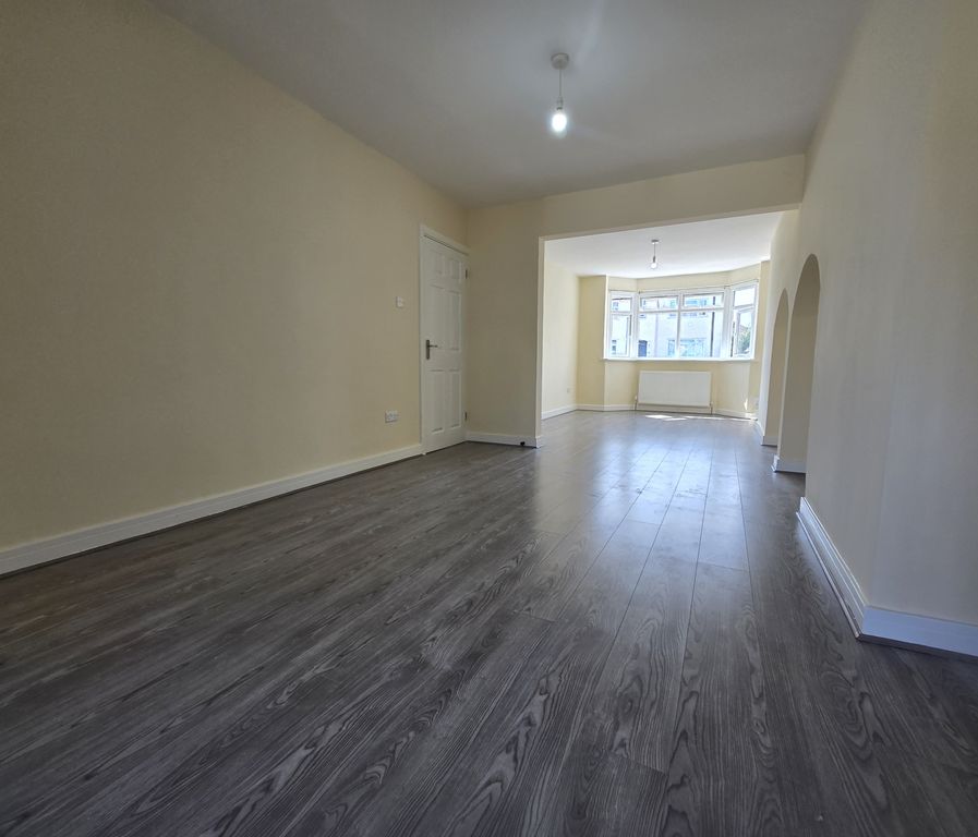 Property photo 1 of 12 Vale Road, Cr4