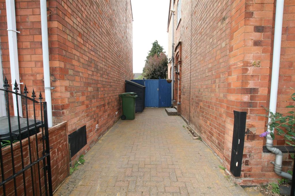 Property photo 2 of 9 Stdunstanscr,45Sideentrance.Jpg