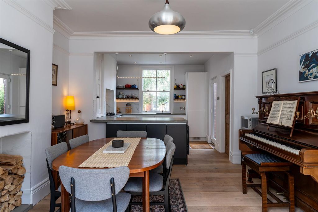 Property photo 3 of 19 Dining Kitchen