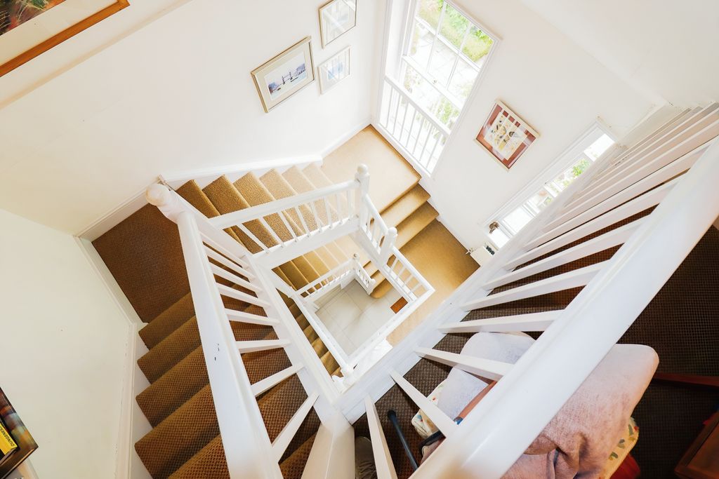 Property photo 3 of 30 Top Floorlanding