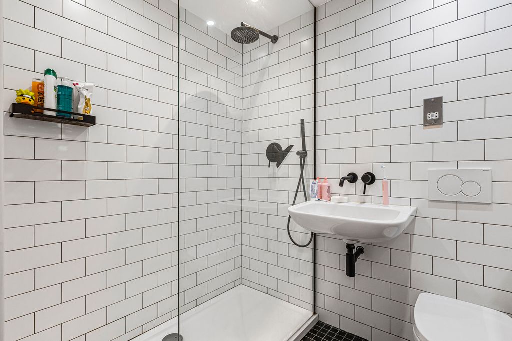 Property photo 3 of 17 Bathroom