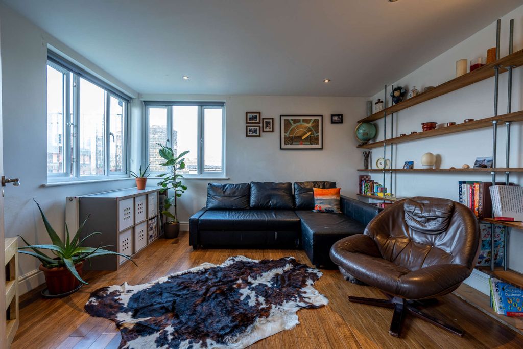 Property photo 3 of 30 8455990-Interior01-800