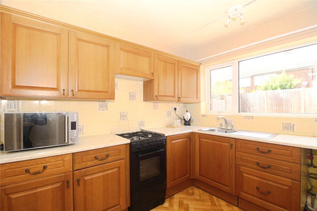 Property photo 2 of 11 Kitchen