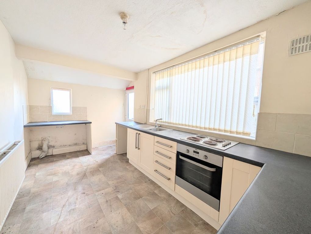 Property photo 2 of 10 Kitchen