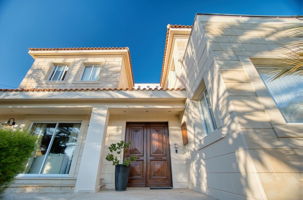 Property photo 2 of 18