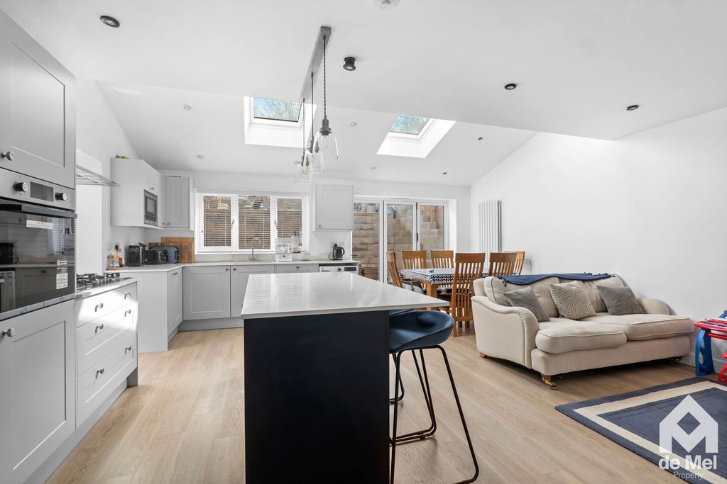 Property photo 3 of 11 Photo 6