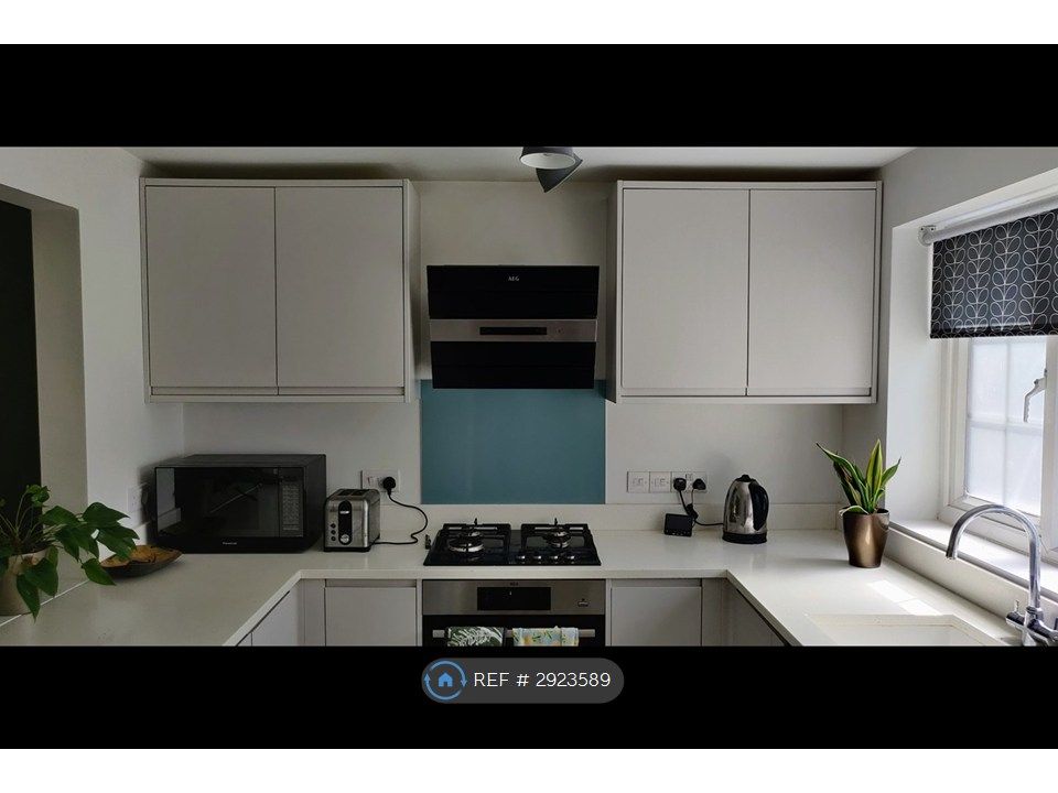 Property photo 3 of 11 Kitchen