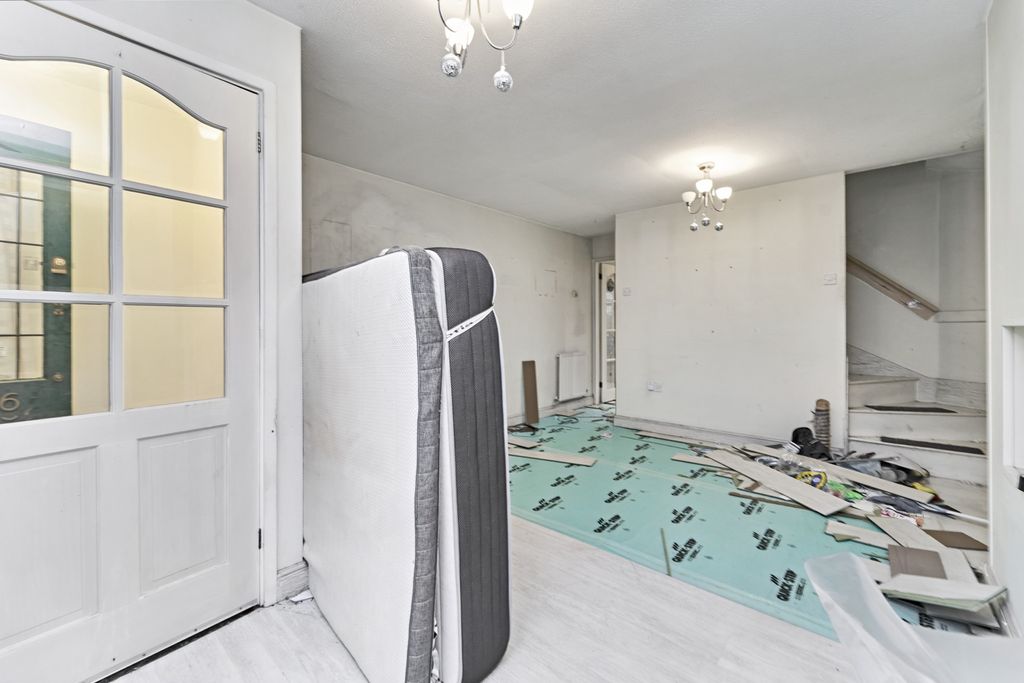 Property photo 2 of 16 26 Green Lane, Shelfield, Walsall Ws4 1Rn