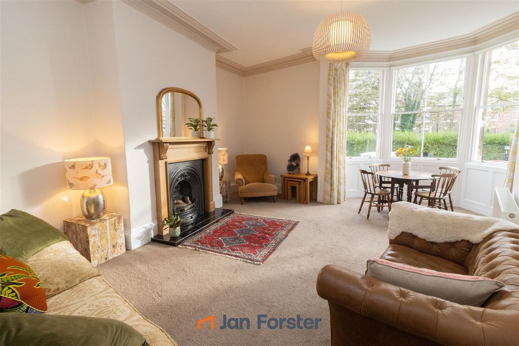 Property photo 2 of 12 Lounge