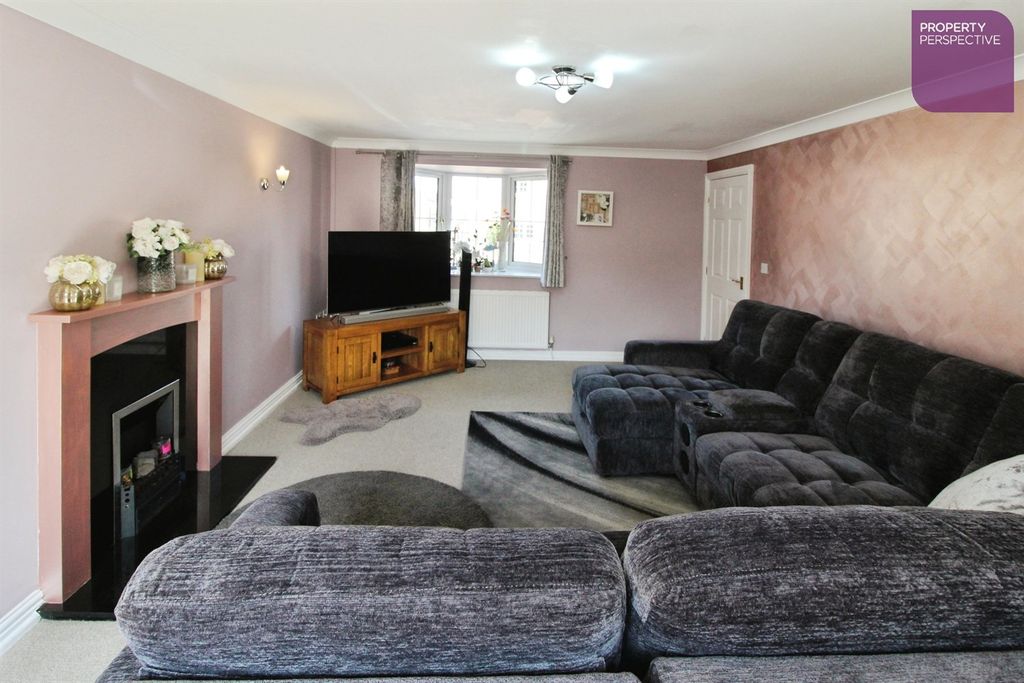 Property photo 2 of 17 Lounge