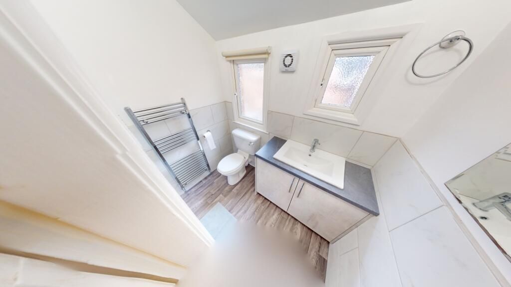 Property photo 3 of 10 Bright And Clean Bathroom Suite Featuring A Modern...