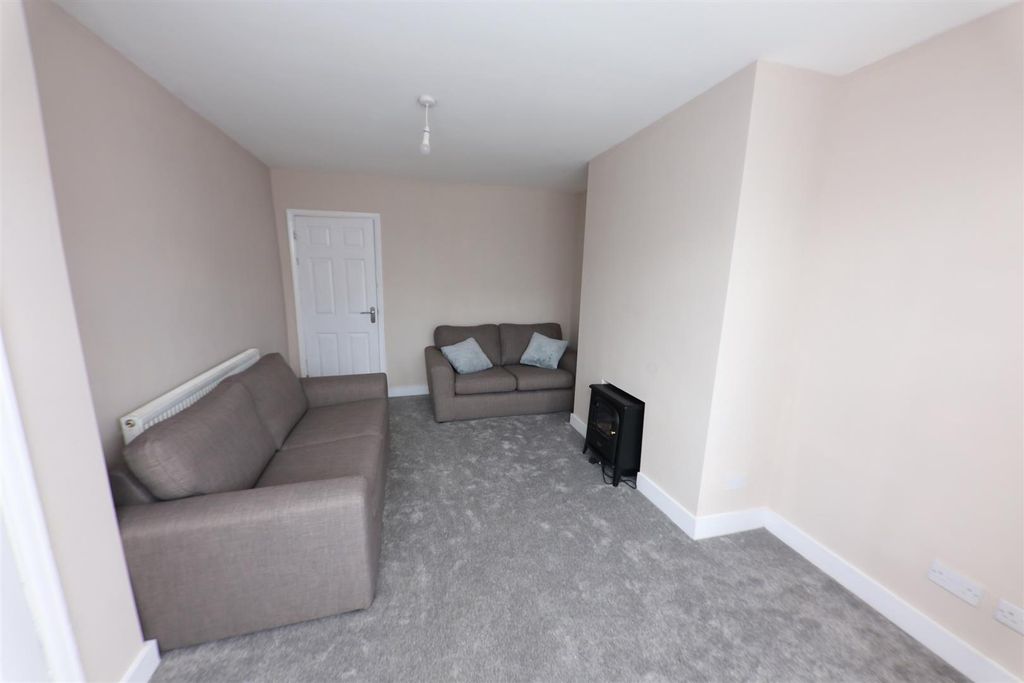 Property photo 3 of 13 Lounge