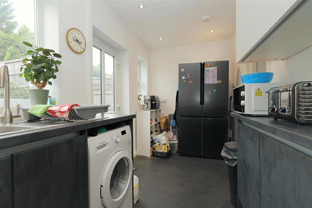 Property photo 3 of 14 Kitchen