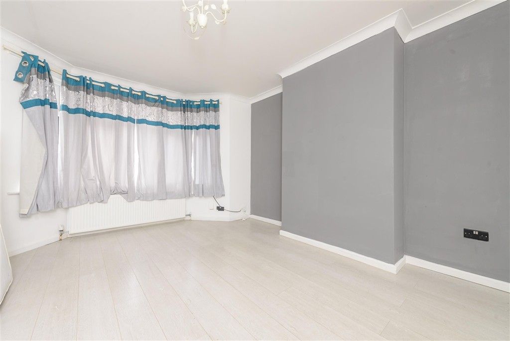 Property photo 3 of 8 Lounge