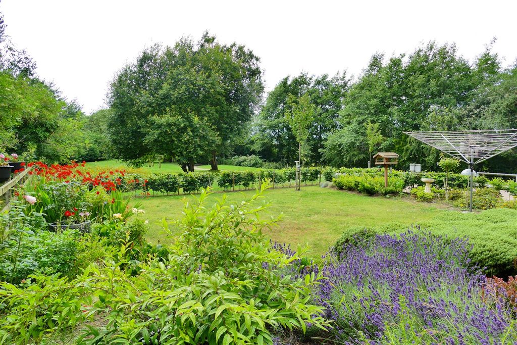 Property photo 2 of 24 Communal Gardens