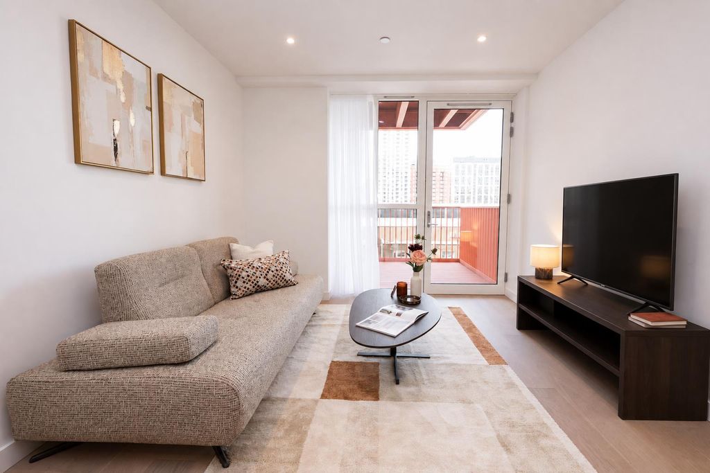 Property photo 1 of 39 Rental Show Flat