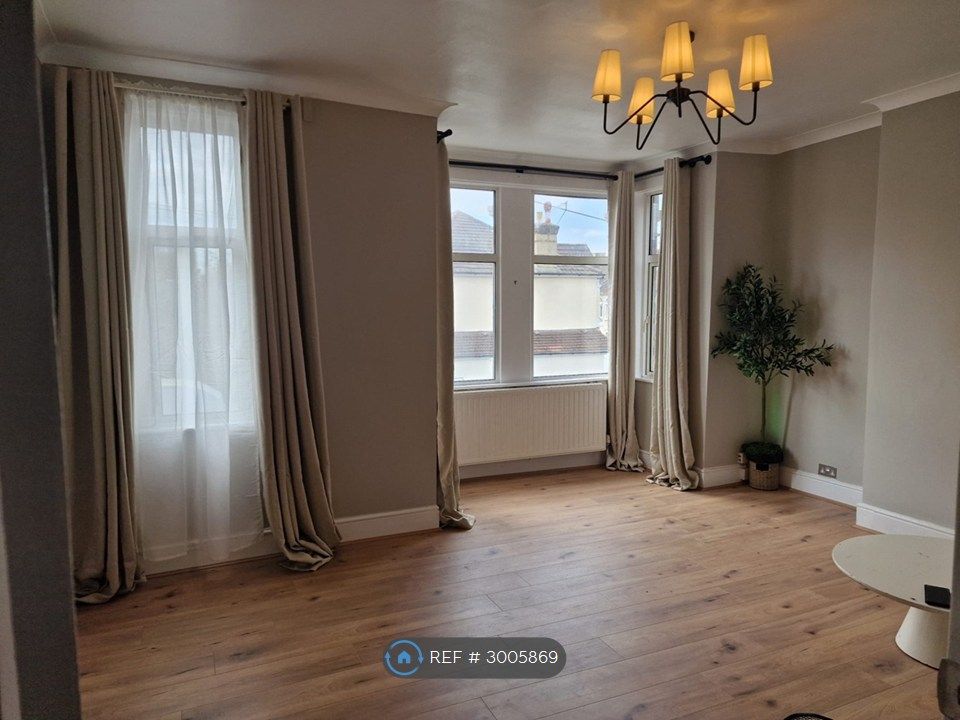 Property photo 1 of 20 Spacious Master Double Bedroom