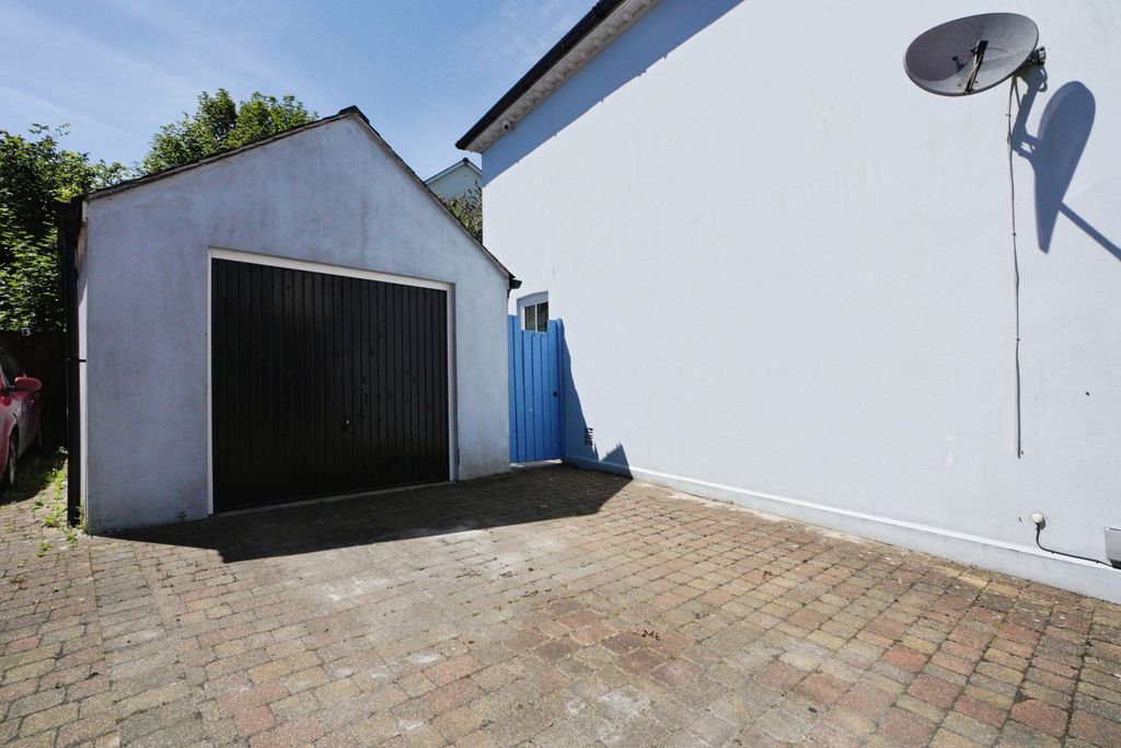 Property photo 2 of 18 Garage