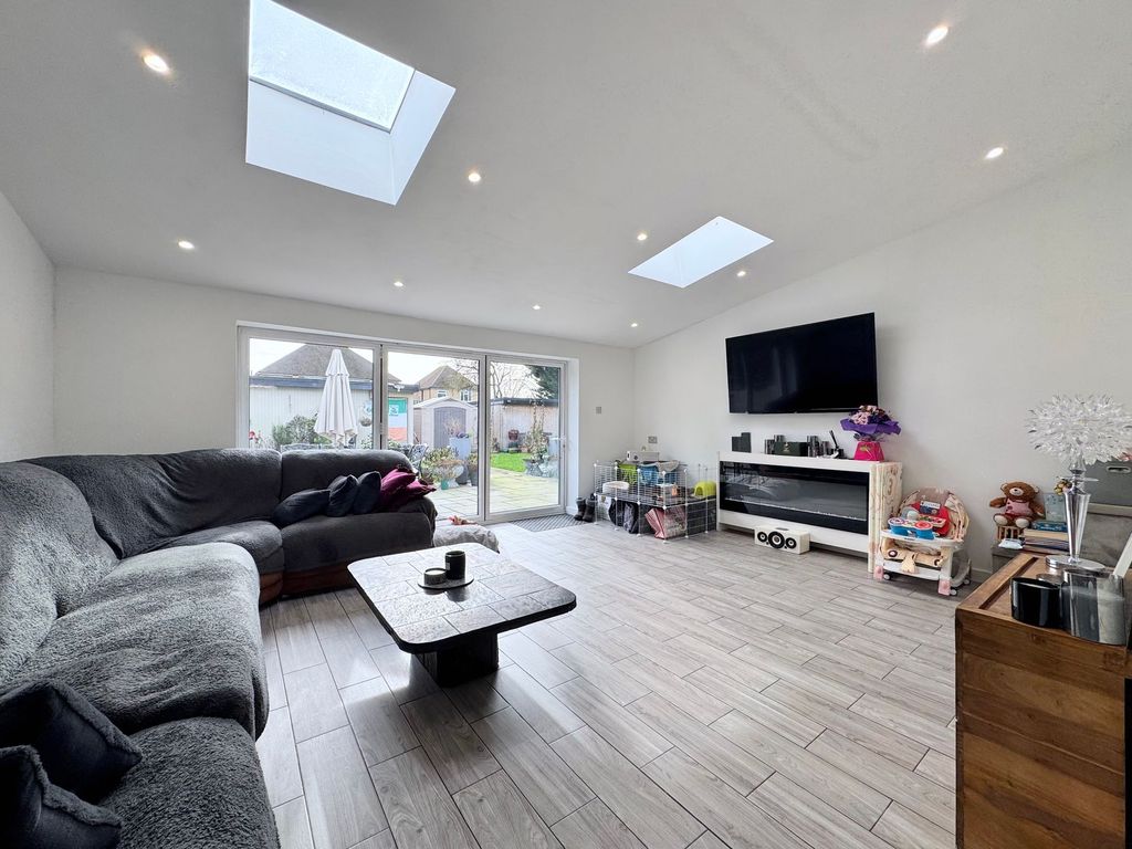 Property photo 2 of 22 Lounge