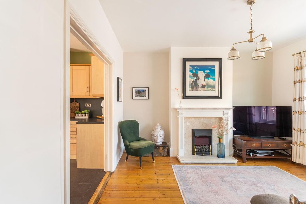 Property photo 3 of 28 0A5Ran - Living Room G.Jpg