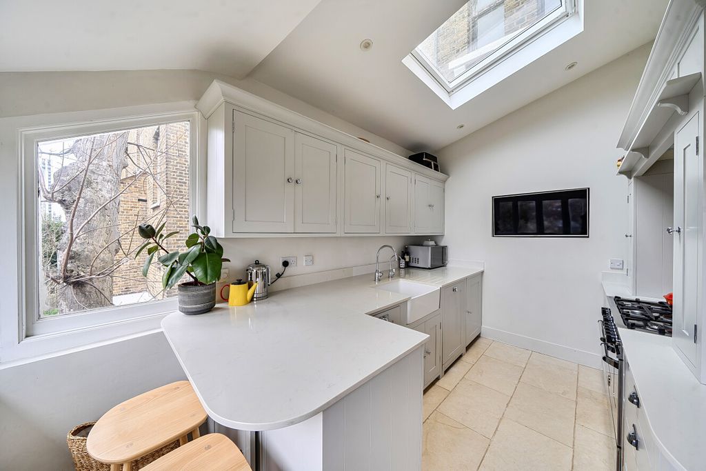 Property photo 3 of 17 Kitchen