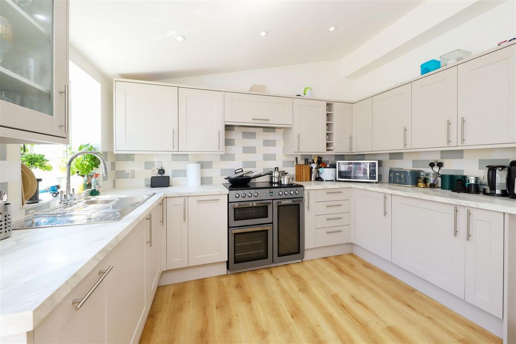 Property photo 3 of 16 Kitchen/Breakfast Room